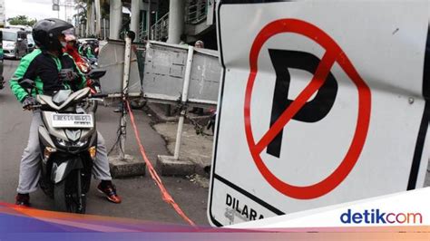 Parkir Sembarangan Pemotor Bingung Motornya Dirantai Ke Tiang Listrik