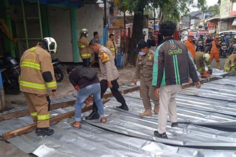 Diterjang Angin Kencang Atap Rumah Dan Garasi Warga Di Jaktim Ambruk