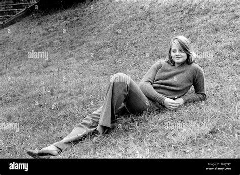 Jodie Foster on the set of "Candleshoe" at Compton Wynyates house ...