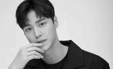 Lee Taehwan Announces Enlistment Date All Access Asia