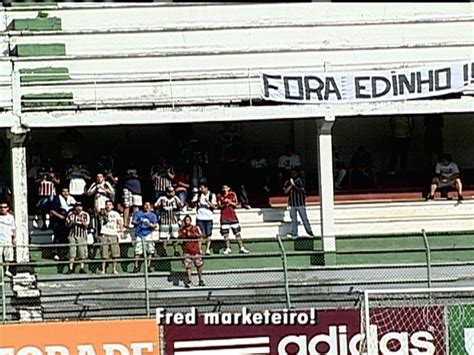 Vídeo Torcida do Fluminense cobra jogadores durante treino nas