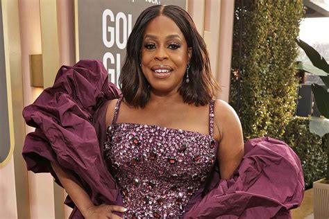 Niecy Nash Wears Bejeweled Purple Gown And Major Cape To 2023 Golden Globes