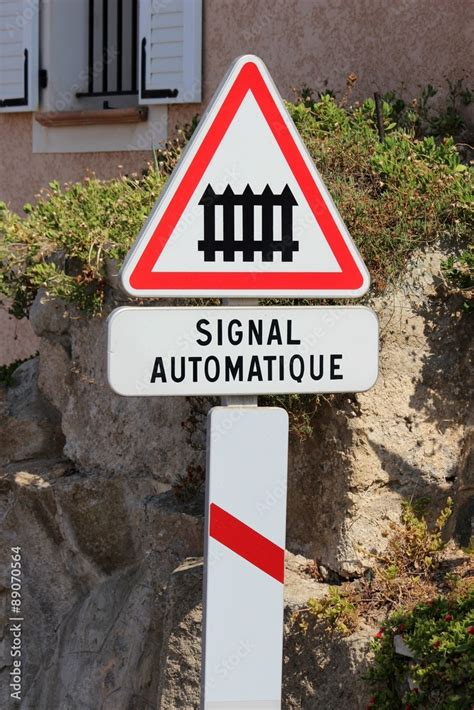 Panneau signalant un passage à niveau avec balise de présignalisation à