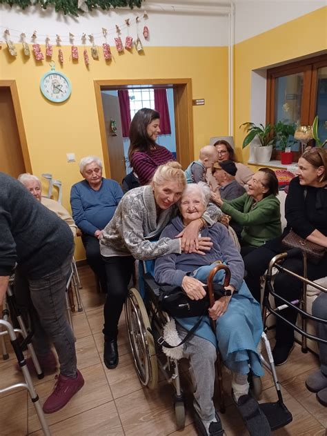 Kićenje bora u krugu obitelji u SeneCura domu za starije Sesvete SeneCura