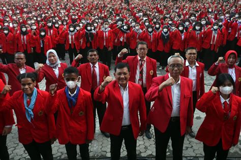 Foto Untag Surabaya Kukuhkan 3489 Mahasiswa Baru