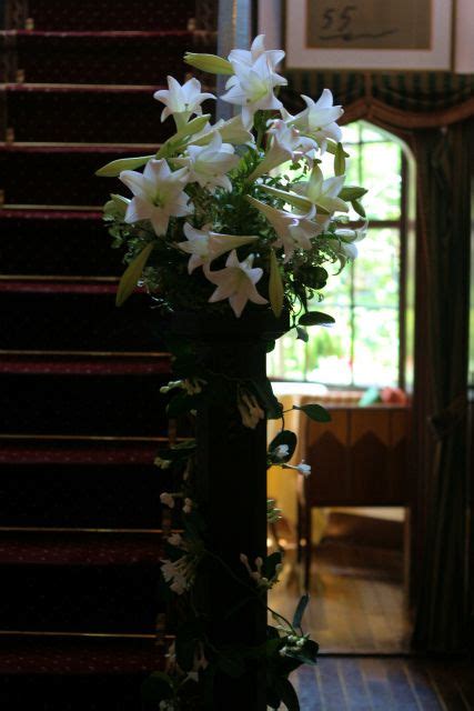 ユリの階段とエントランス シェ松尾松濤レストランさまへの装花 一会 ウエディングの花