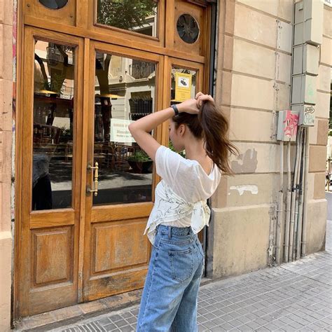 Được các idol lẫn hot girl lăng xê mốt buộc khăn làm áo từ thời ơ kìa bỗng hot trở lại ở Hàn