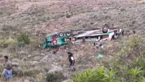 Bus Se Embarranca En La Carretera Cochabamba Sucre Y Deja Tres Muertos