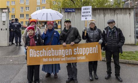 Integrierte Indische Familie Abgeschoben Kundgebung Mit Verzweifelten