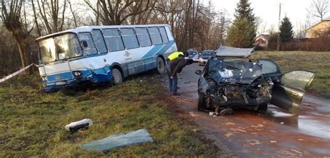 Groźne zderzenie autobusu z samochodem Ranne dzieci zdjęcia Echo