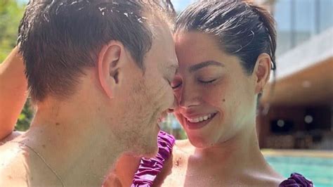 Coladinhos Thais Fersoza Surge Na Piscina Em Clima De Romance