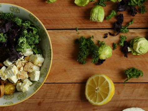 Bol végétarien de quinoa choux de Bruxelles et champis caramélisés