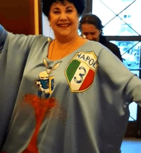 Marisa Laurito Si Veste D Azzurro Per Il Napoli Ma Non Mi Spoglio