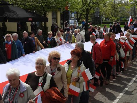 Przeszli ze stumetrową flagą przez ulicę 3 Maja Dzień Flagi we Włocławku