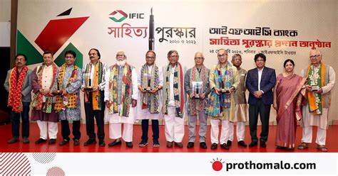 আইএফআইসি ব্যাংক সাহিত্য পুরস্কার পেলেন মশিউল আলম আমিনুল ইসলাম ও স্বকৃত