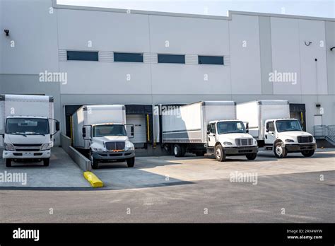 Middle Duty Industrial Standard White Day Cab Rig Semi Trucks With Box Trailers For Local