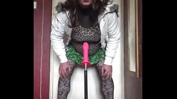 Crossdresser bisexual quiere ser filmado mientras una polla real le folla el coño anal en lugar