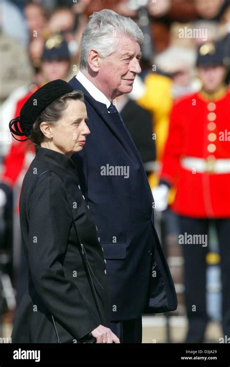 (dpa) - Former Dutch Prime Minister Wim Kok and his wife Rita Kok ...