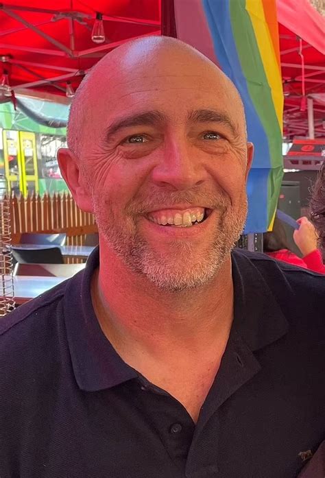 Après ans de mariage un père australien confie à sa femme qu il est gay et elle l accepte