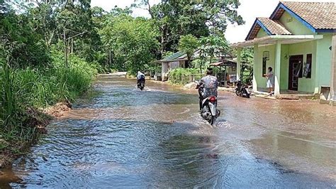 Sungai Meluap Jalan Poros Antar Kecamatan Di Muratara Mulai Terendam