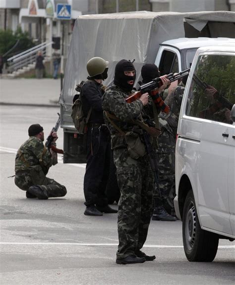 Ost Ukraine Separatisten stürmen Polizeigebäude in Luhansk