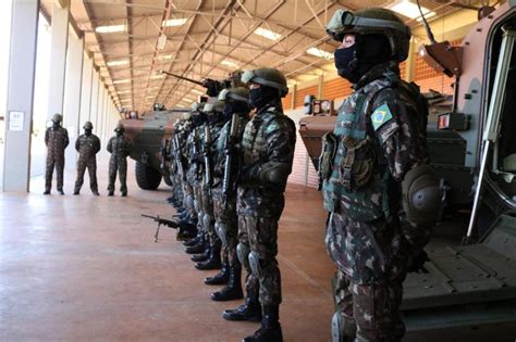 Inspeção verifica preparação de tropas do Exército Brasileiro que serão