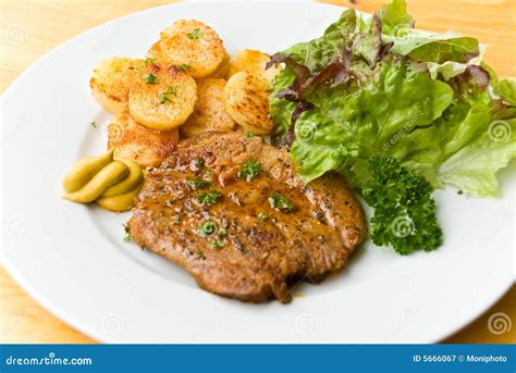 Grill Mit Steaks Von Schweinefleisch Gebratene Kartoffeln Salat