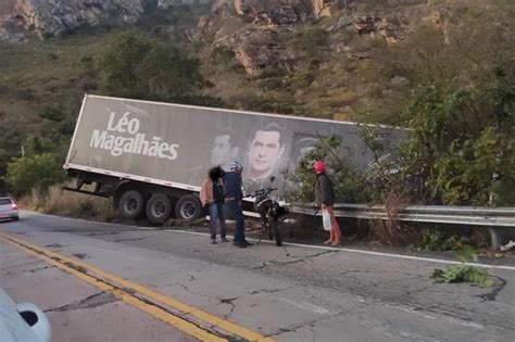 Carreta Do Cantor L O Magalh Es Se Envolve Em Acidente Na Ba Em Rio