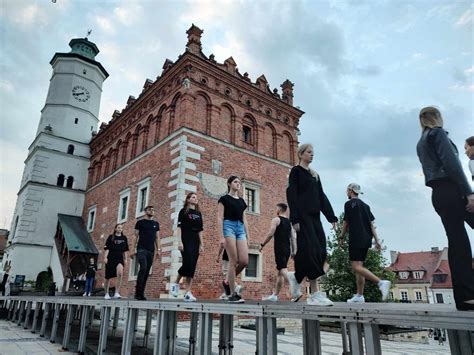 Modelki Na Wybiegu Przy Sandomierskim Ratuszu To Generalna Pr Ba Przed