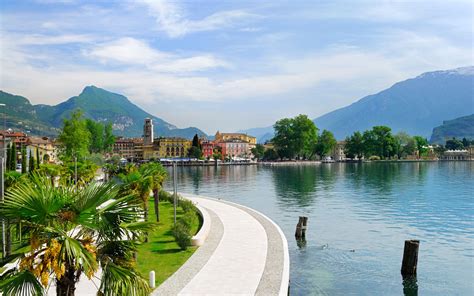 Lake Garda Travel Guide - Journey Peaks