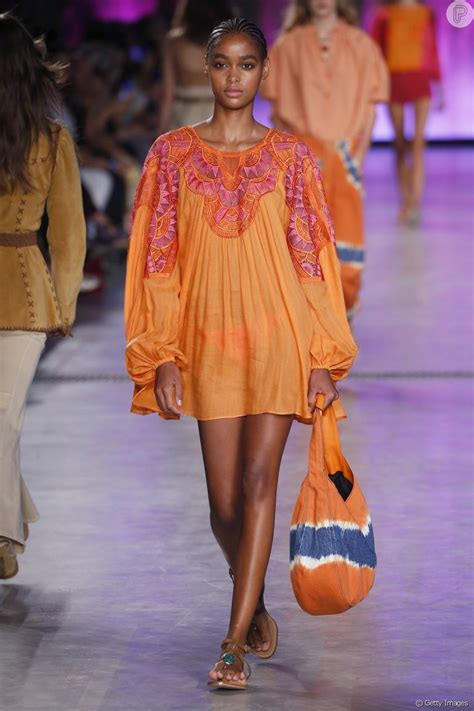 Moda praia para o verão 2020 rosa e laranja no vestido que também