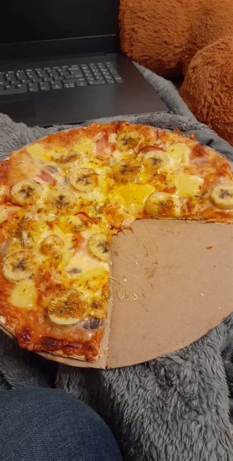 Swedish banana curry pizza : r/Pizza