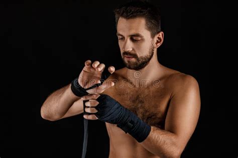 Boxe De Homem Muscular Usando Pulseira Preta No Pulso Foto De Stock