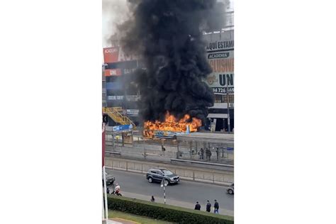 Bus se incendia en av Túpac Amaru frente a la UNI video Altavoz