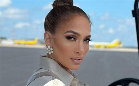 Jennifer Lopez Demuestra C Mo Llevar Un Vestido Semitransparente Chic