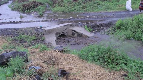 Les Eaux De Pluie Accumul Es Sur La Chauss E De La Piste Pasag Youtube