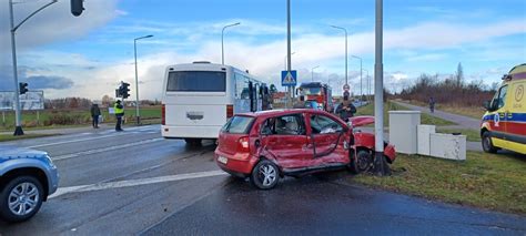 Wypadek Na Obwodnicy Cz Uchowa Samoch D Osobowy Zderzy Si Z