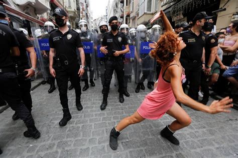 La policía turca reprimió la marcha del orgullo gay en Estambul Infobae