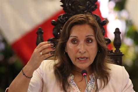 Dina Boluarte presidenta de Perú niega poseer relojes y joyas