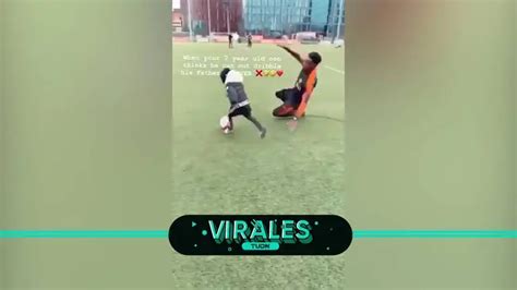 A dónde vas Quincy Promes no deja que su hijo lo drible y lo derriba