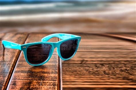 Gafas De Sol Con Espejos Cerca De La Arena De La Playa Con Reflejo De