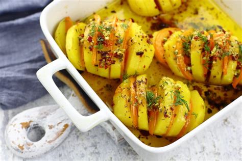 Картошка-гармошка с помидорами в духовке: рецепт с фото