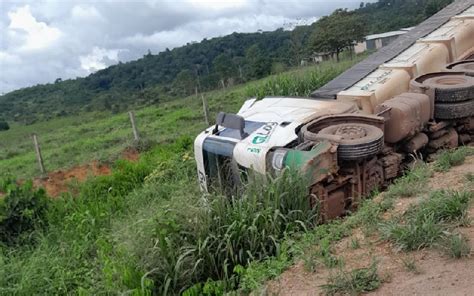 Br 163 Caminhão Desvia De Buraco Na Pista E Tomba Nas Margens Da