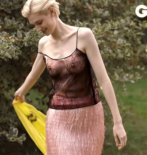 Celebrity Nudeflash Picture 2018 11 Original Elizabeth Debicki Gq 01 