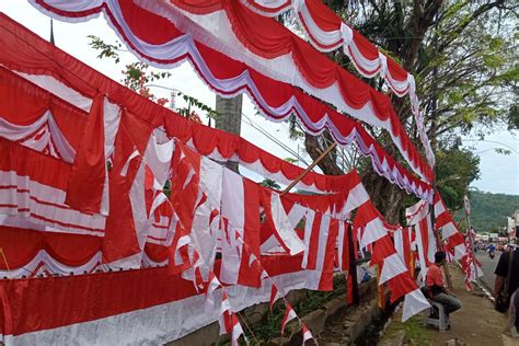 Dampak COVID 19 Ekonomi Melemah Penjualan Bendera Merah Putih Masih