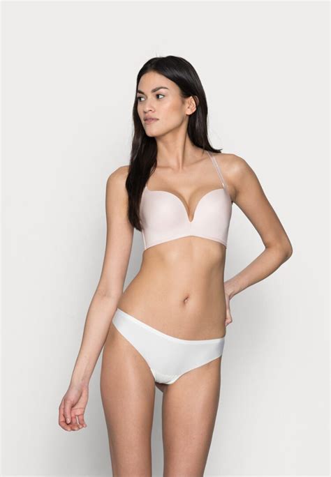 9 Hot Sexy Luna Snow Bikini Pics