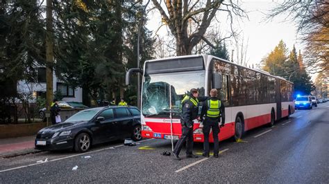 Hvv Unfall Mit Linienbus In Hamburg Mann Schwer Verletzt