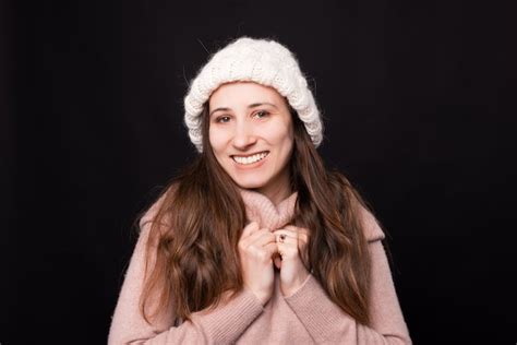 Retrato De Una Bella Dama Con Ropa De Invierno Y Tomados De La Mano