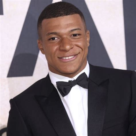 Kylian Mbappe En La Gala Amfar En El Festival De Cannes Alfombra