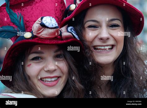 Mujeres vestidas con trajes tradicionales fotografías e imágenes de